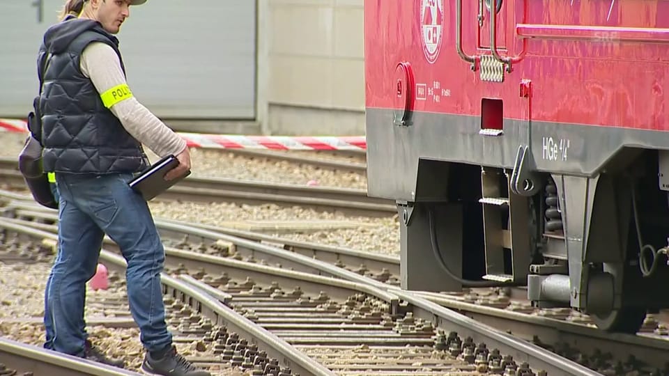 Lokomotive rammt Zugkomposition in Andermatt