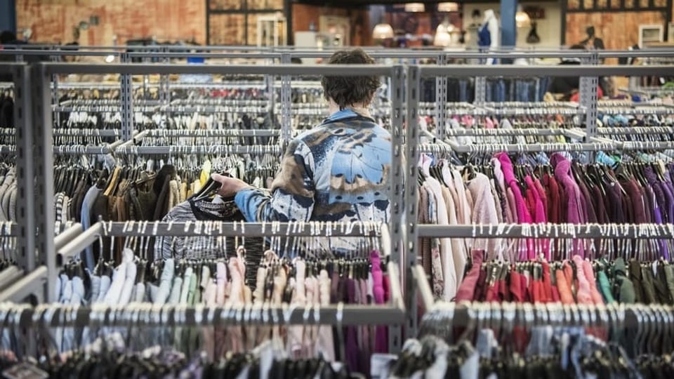 Immer mehr Kleiderspenden an Secondhand-Läden