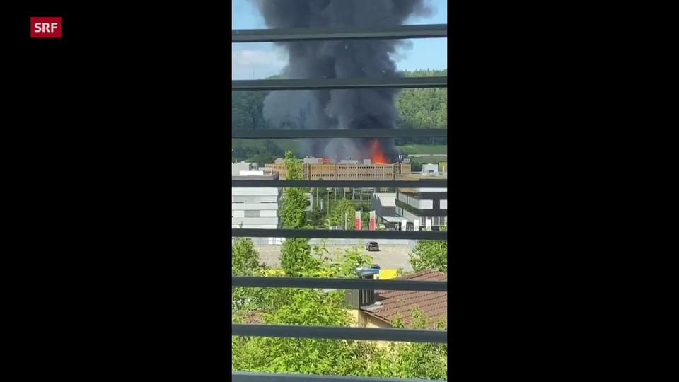 Die brennende Lagerhalle in Spreitenbach (Video: SRF Augenzeuge)