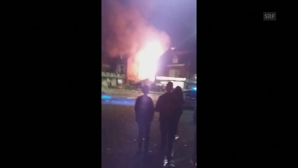 Ein Handyvideo zeigt eines der brennenden Gebäude