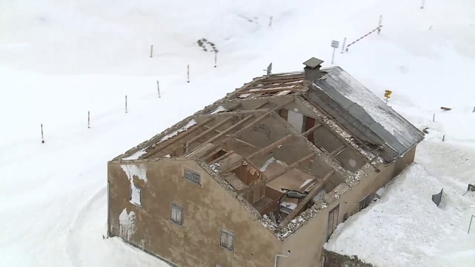 Sturm Vaia fegt das Dach vom Albula-Hospiz weg
