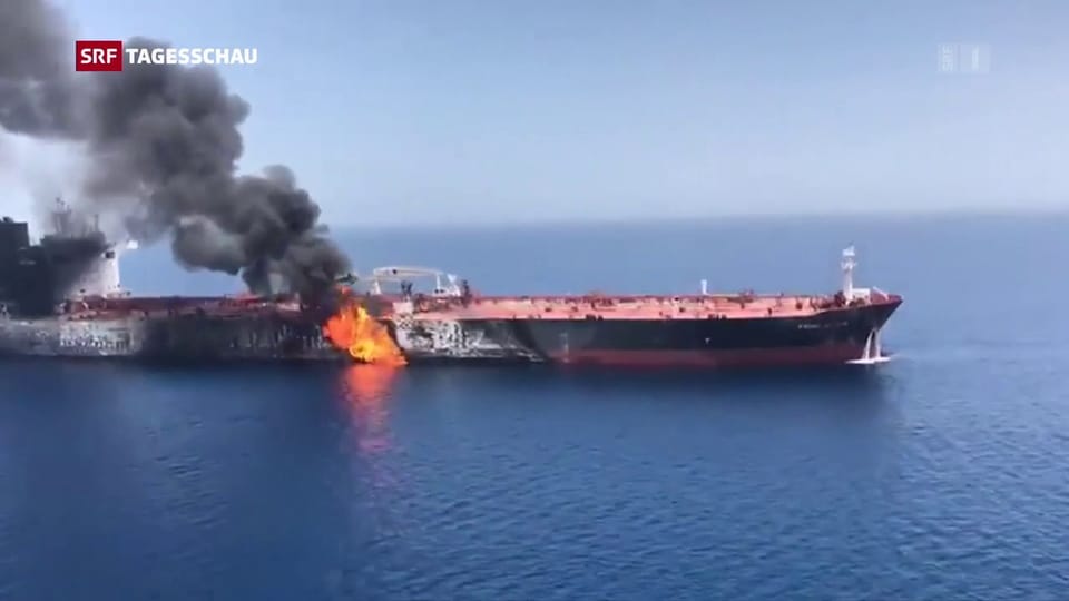 Im Golf von Oman stehen zwei Schiffe in Flammen
