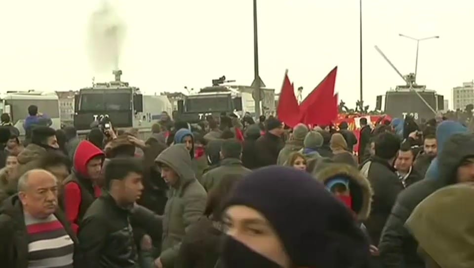 Mit Tränengas und Wasserwerfern gegen die Demonstranten (unkom.)