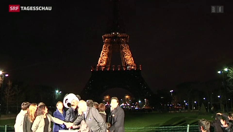 Der Eiffelturm steht im Dunkeln