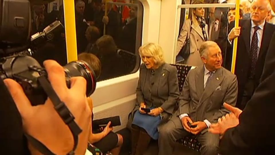 Prinz Charles und Camilla fahren U-Bahn (unkomm.)