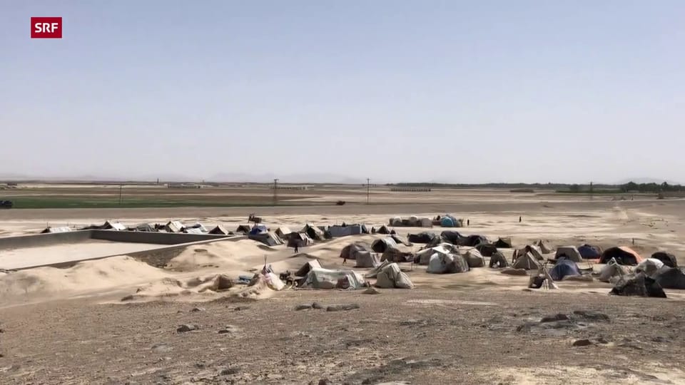 Zelte in der Wüste ausserhalb der Stadt