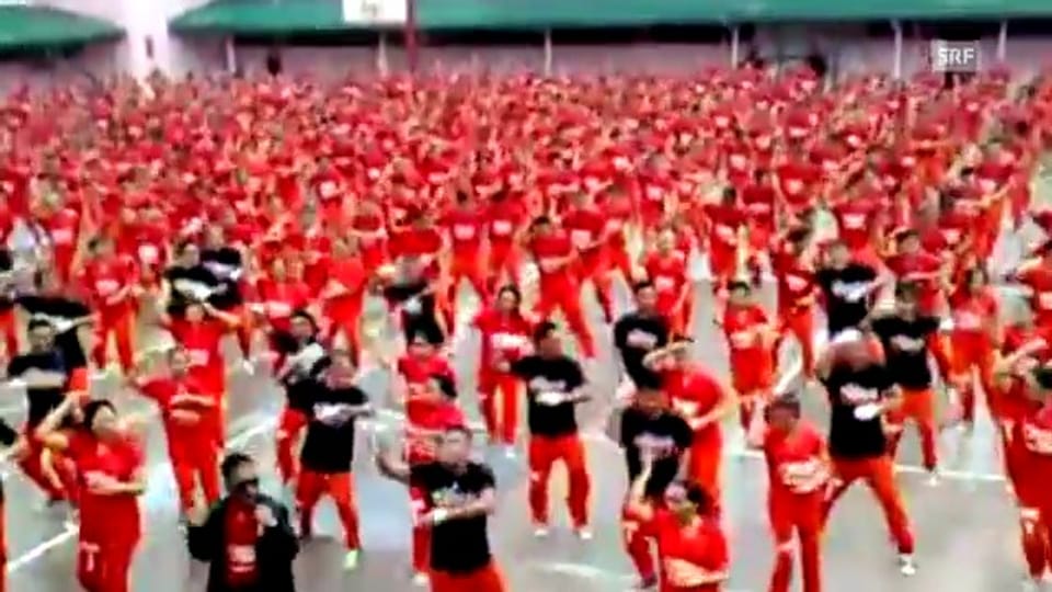 Tanzende Insassen auf den Philippinen (unkommentiert)