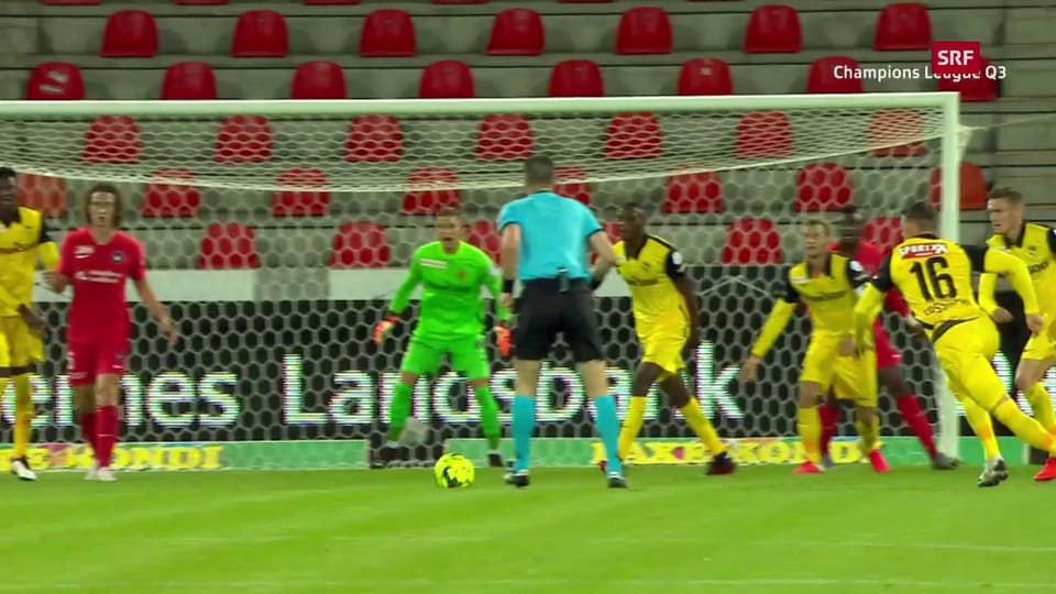 Kein Penalty nach Hands: Beim Stand von 0:0 hat YB-Abräumer Martins Glück