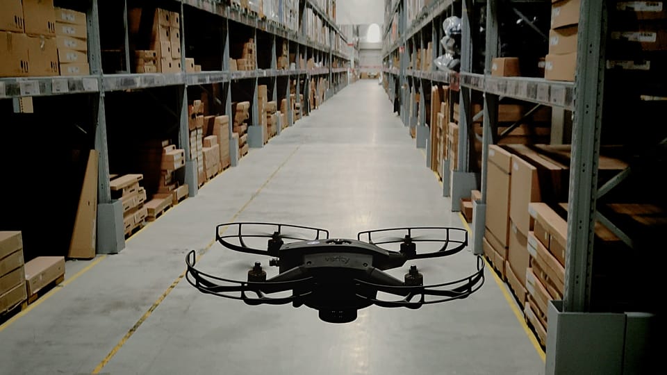 Irgendwie Science Fiction, dabei total real: Inventarisierungs-Drohne im Lager von Ikea Spreitenbach.