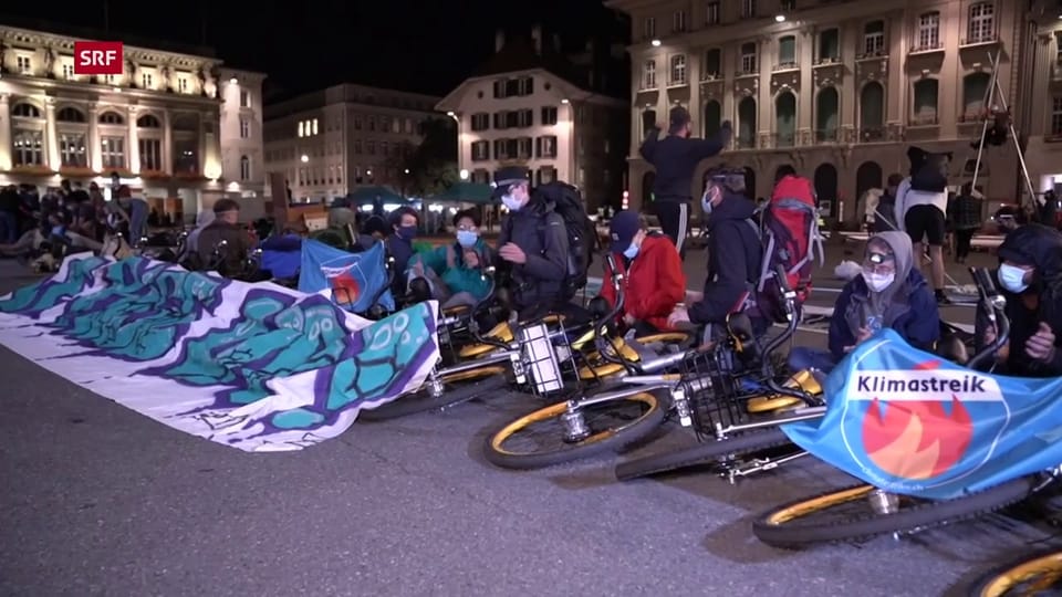 Activists dal clima sin la Plazza federala a Berna