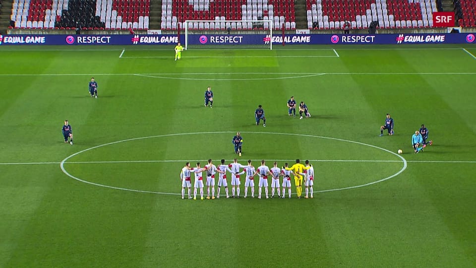 Arsenal-Spieler gehen vor der Partie auf die Knie