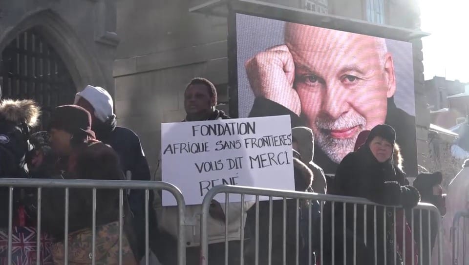 Fans des verstorbenen René Angélil versammeln sich vor der Kirche