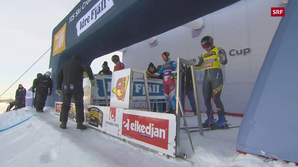 Die Skicrosser stehen vor verschlossenen Startgates