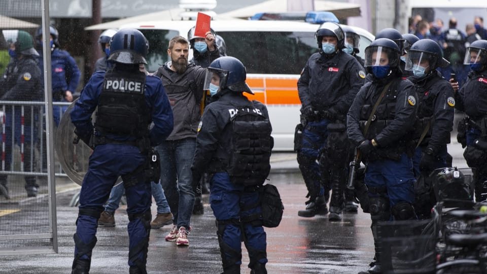 Die Polizei schickt einen Grossteil der Einsatzkräfte in die Stadt Bern