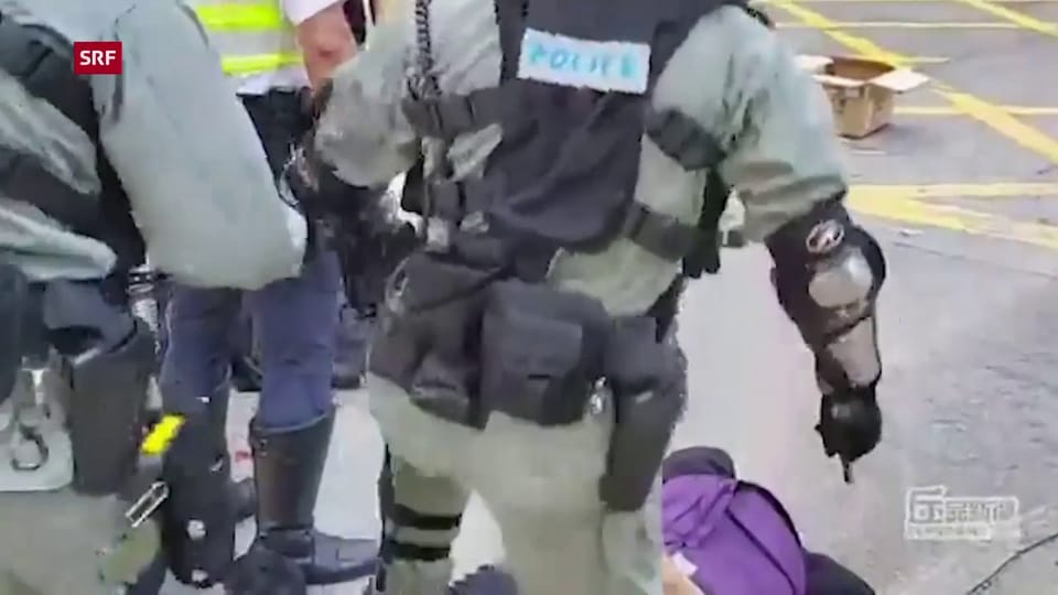 Polizist schiesst Demonstranten an