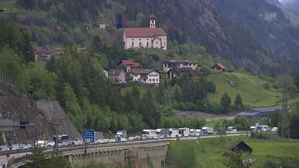 Stau vor dem Gotthard Nordportal