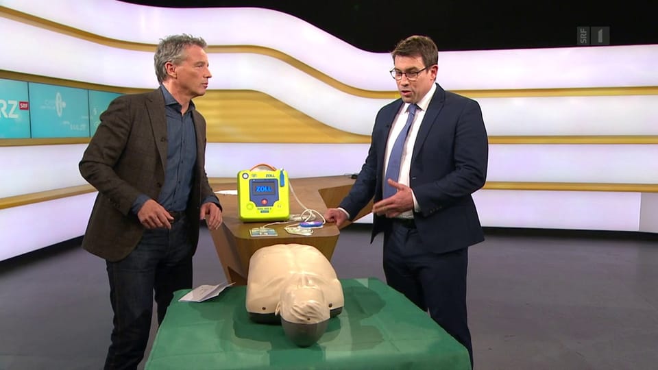 Prof. Dr. med. Pascal Meier erklärt die richtige Anwendung des Defibrillators