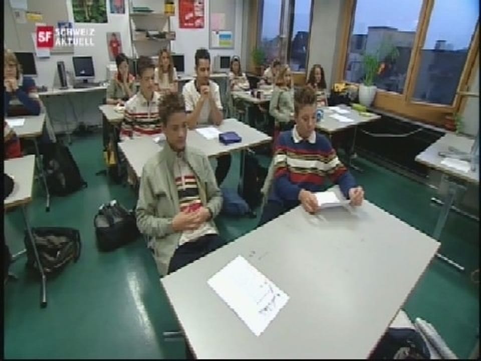 Aus dem Archiv: Erster grosser Testlauf für Schuluniformen Aus dem Archiv: Erster grosser Testlauf für Schuluniformen