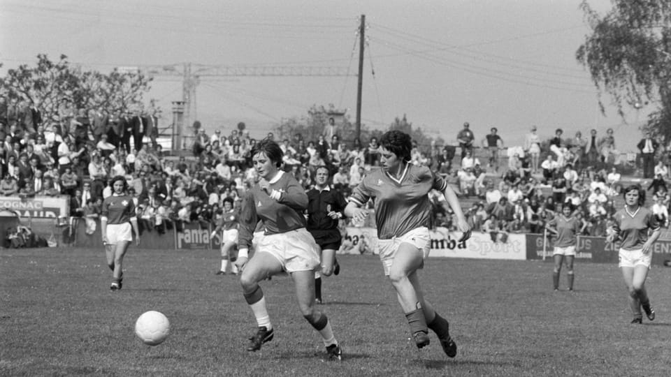 Das erste offizielle Länderspiel der Schweizerinnen fand 1972 in Basel statt.