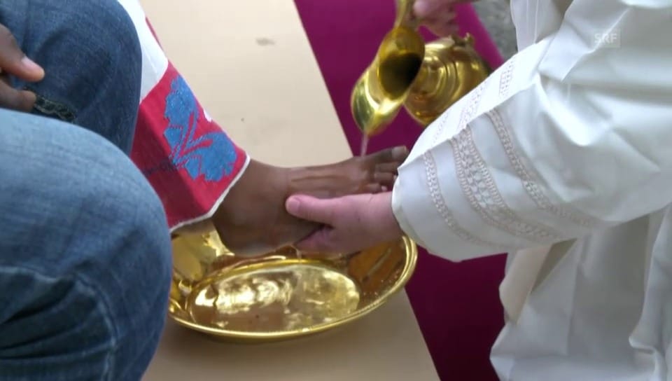 Geste der Demut: Papst wäscht Flüchtlingen die Füsse
