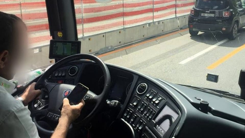 Flixbus-Chauffeur surft beim Fahren auf dem Handy