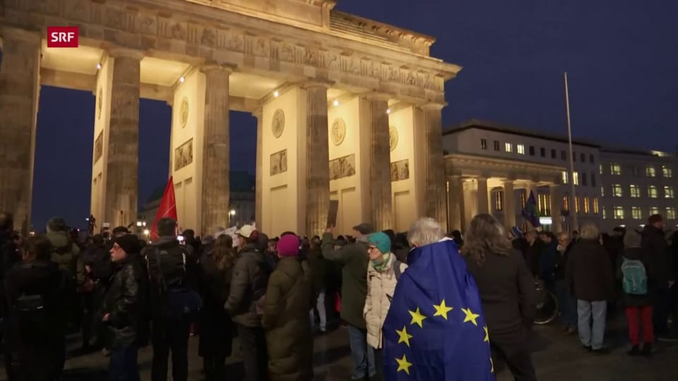 In Berlin bildeten mehrere hundert Menschen eine Menschenkette am Brandenburger Tor, zündeten Kerzen an und legten Blumen nieder.