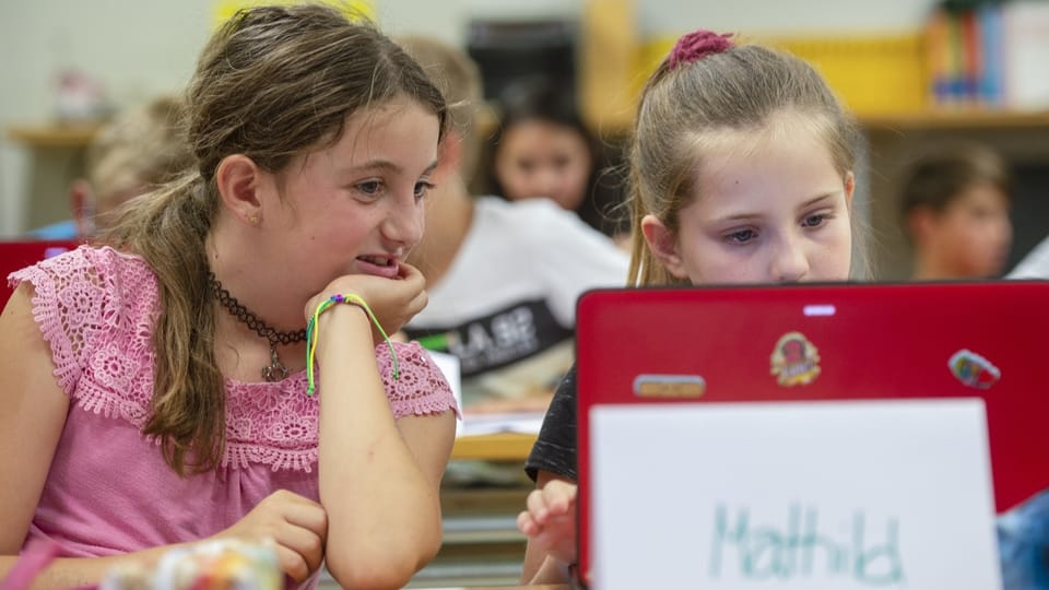 Nur mit Notebooks in Schulen ist es nicht getan: «Medien und Informatik» will Schülerinnen und Schüler befähigen, digitale Phänomene der heutigen Welt verstehen und mitgestalten zu können.