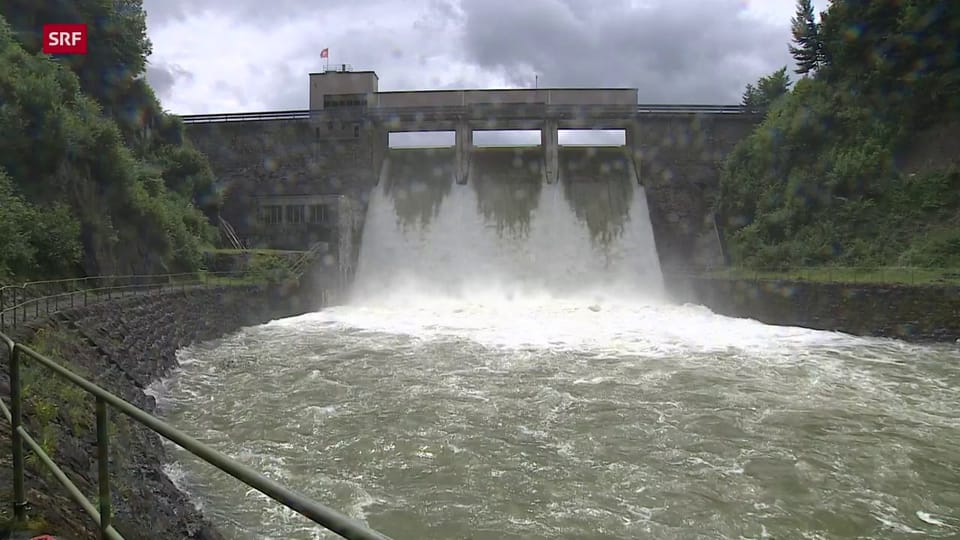 Schleusen des Sihlsees lassen Wassermassen ab Schleusen des Sihlsees lassen Wassermassen ab