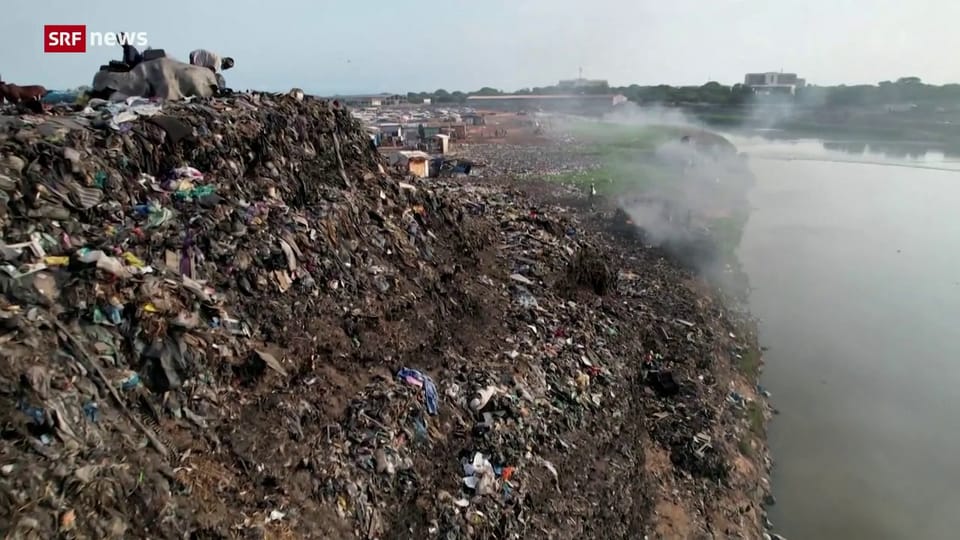 Archiv: Müllberge von Altkleidern landen auf Ghanas Stränden
