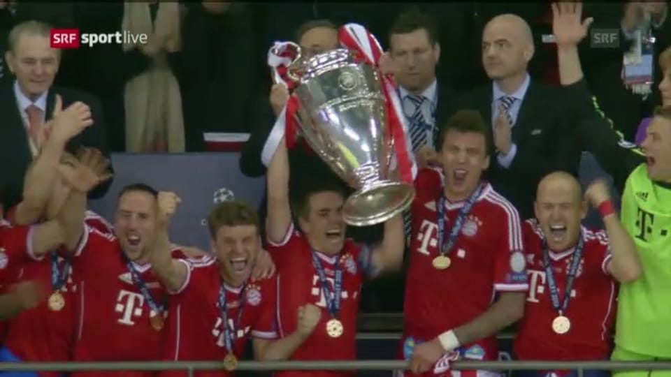 Siegerehrung mit den Bayern («sportlive»)