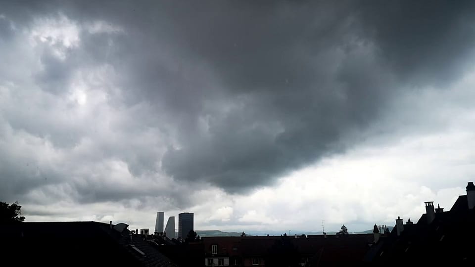 Dunkle Wolken über Basel am 8. Mai. SRFMeteoVideo von Theo Wenger