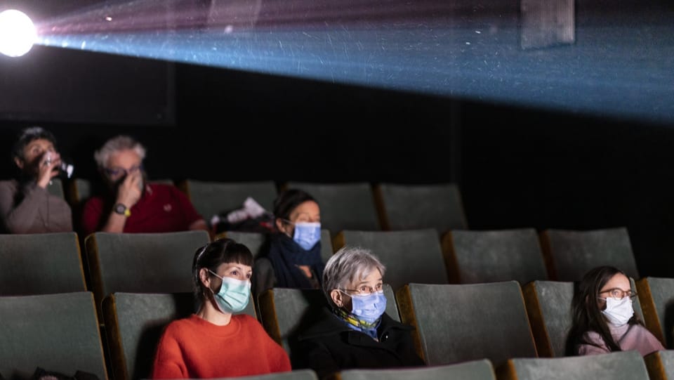 Zuerst mit Maske ins Kino, dann gar nicht mehr: Kinobetreiber stehen vor grossen Herausforderungen.