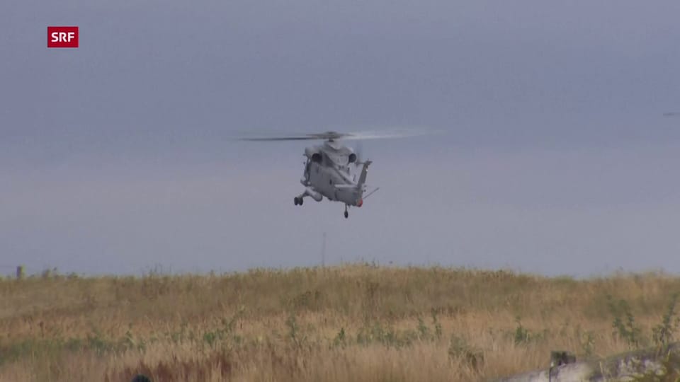 Soldaten bergen Leichen via Helikopter