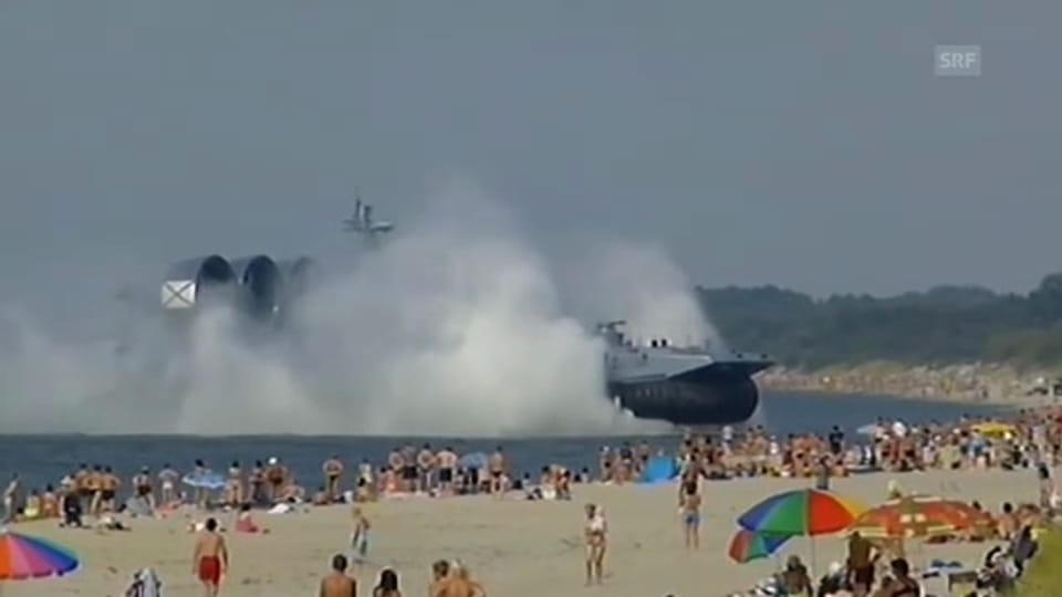 Kampfschiff landet am Strand (ohne Kommentar)