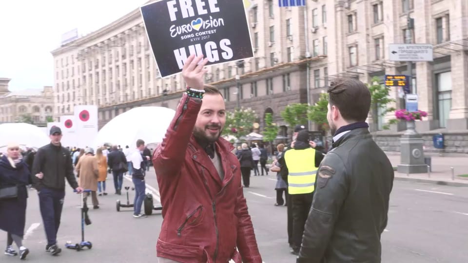«Free Hugs!» - Timebelle auf Stimmenfang im Eurovision Village