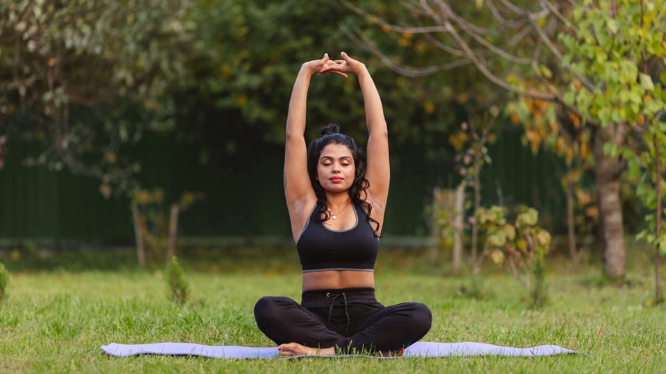 Yoga hilft besser bei der Wutregulation als aktivierende Tätigkeiten.