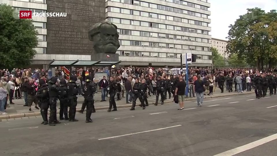  Polizei hält rechte und linke Demonstranten auseinander