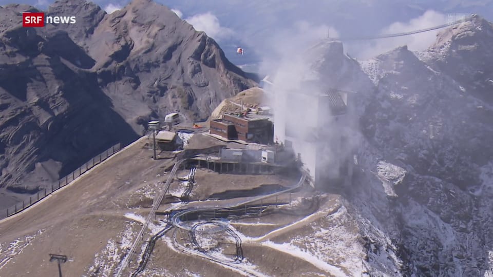 Archiv: Bergstation des Glacier 3000 steht in Flammen