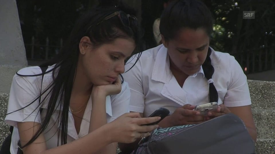 Kubaner mit Handy im Internet