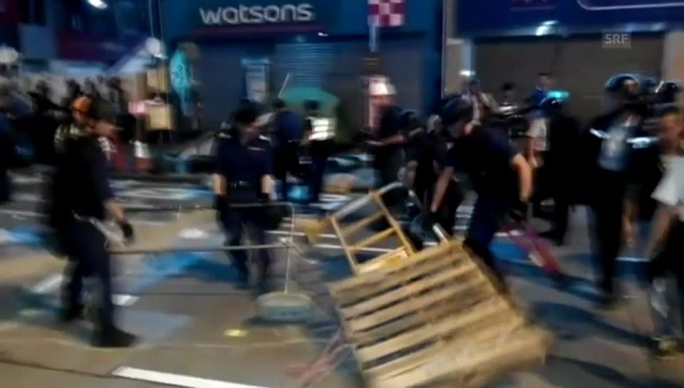 Die Polizei räumt in Hongkong ein Protestlager (unkommentiert)