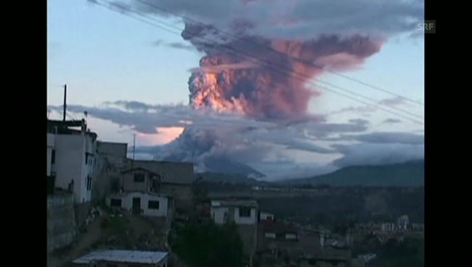 Vulkan in Ecuador spuckt Rauch und Asche