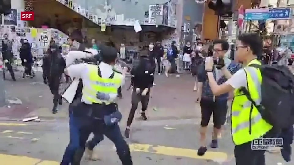 Policist sajetta sin in demonstrant