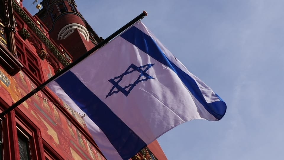 Israel-Fahne am Basler Rathaus
