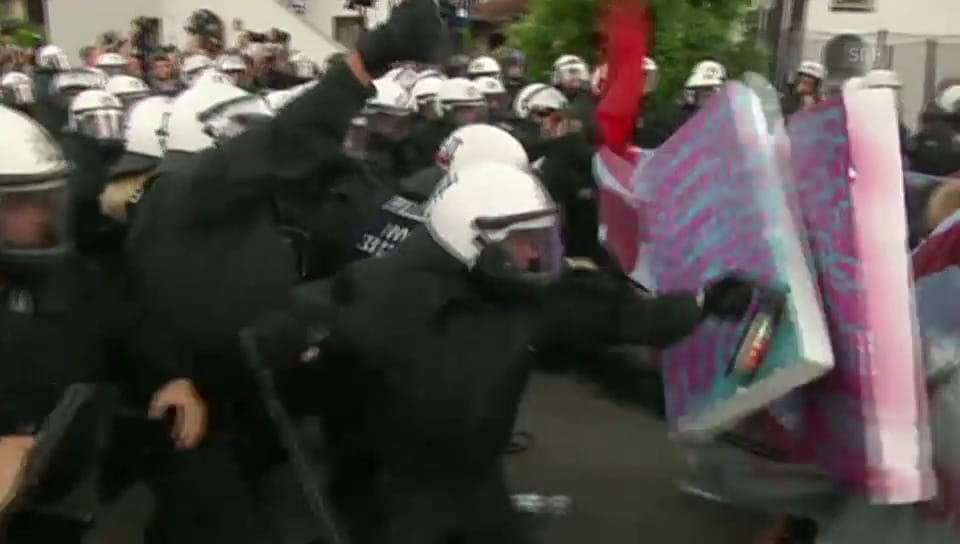 Kräftemessen zwischen Polizei und Demonstranten