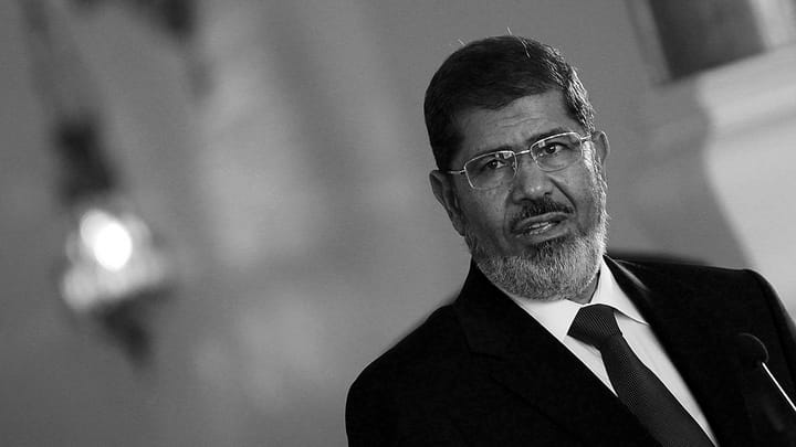 Mursi im Gericht zusammengebrochen und gestorben