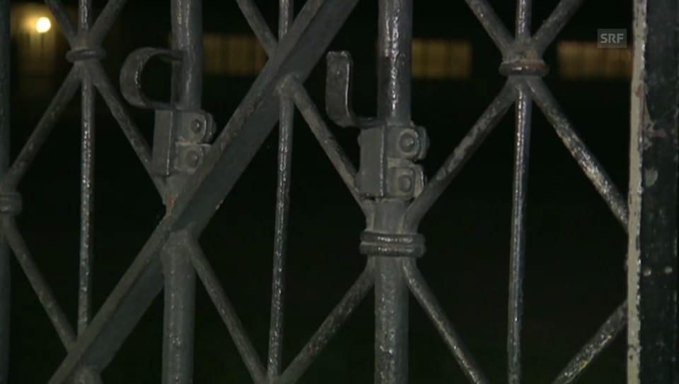 Am schmiedeisernen Tor in Dachau fehlt der Schriftzug (unkommentiert)