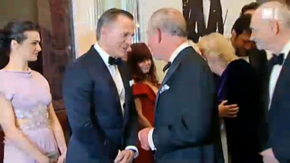 Charles und Camilla ehren Bond-Weltpremiere