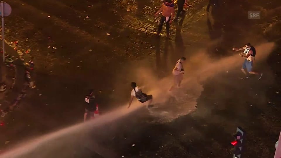 Polizei geht mit Tränengas gegen Hooligans vor
