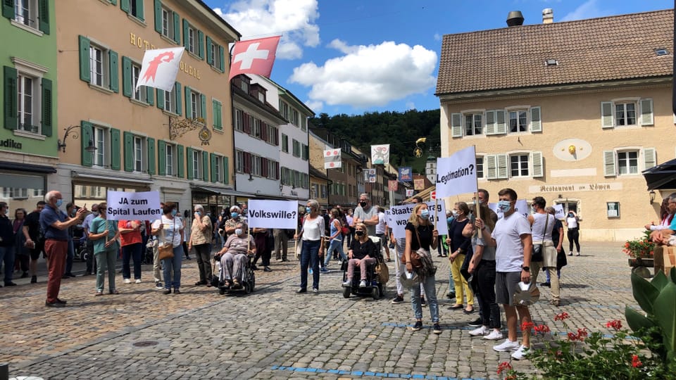 Die IG Pro Spital Laufen rief zur Kundgebung in der Laufener Altstadt.