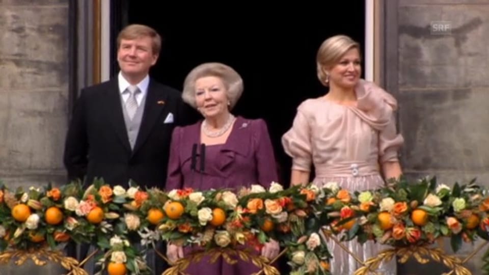 Beatrix mit König Willem-Alexander auf dem Balkon (O-Ton)